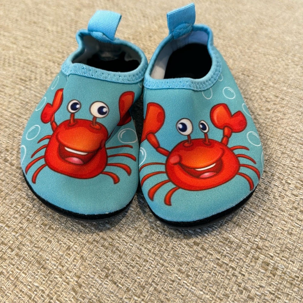 Child’s 6 water shoe